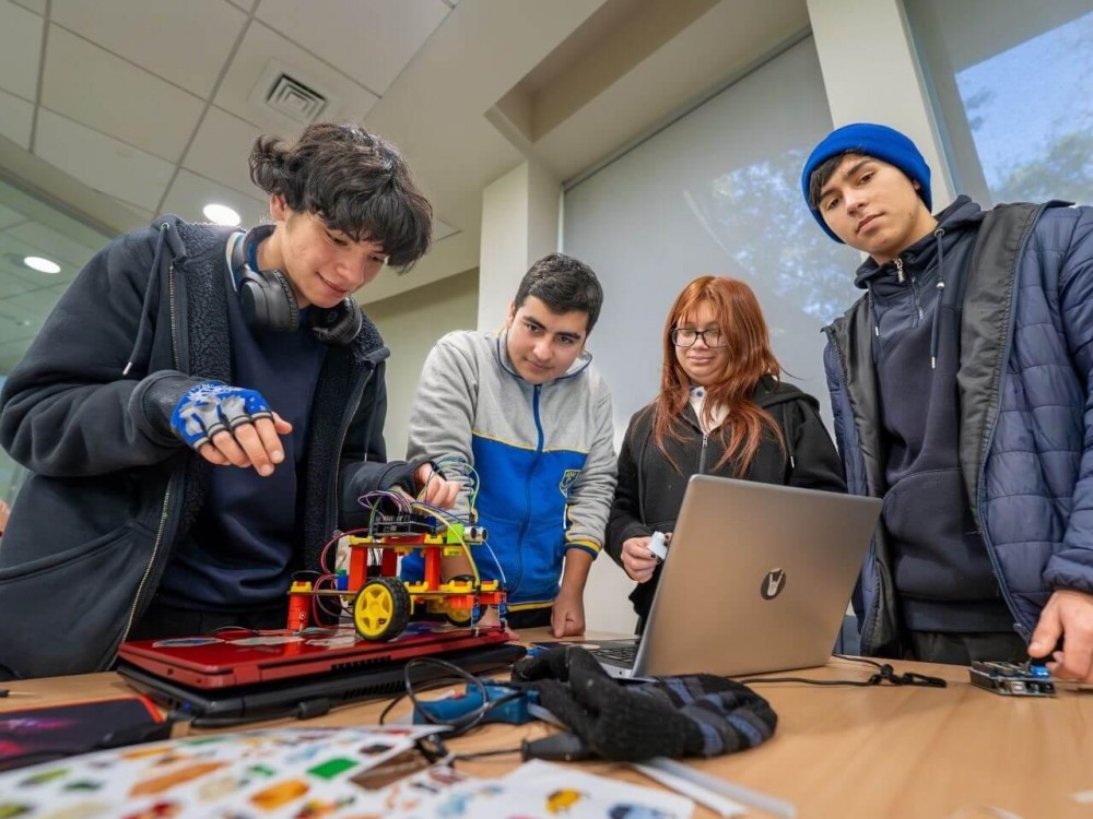 Kinder programmieren Roboter