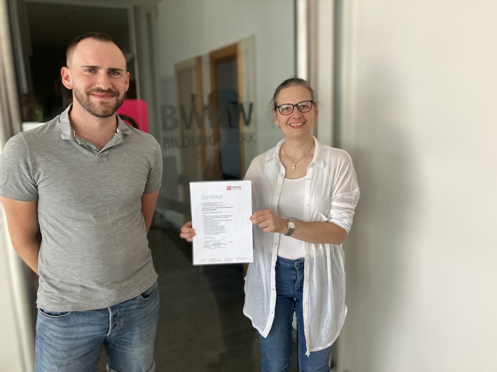 Herr Schwinn vom BWHW überreicht feierlich das Abschlusszeugnis – ein besondere Moment